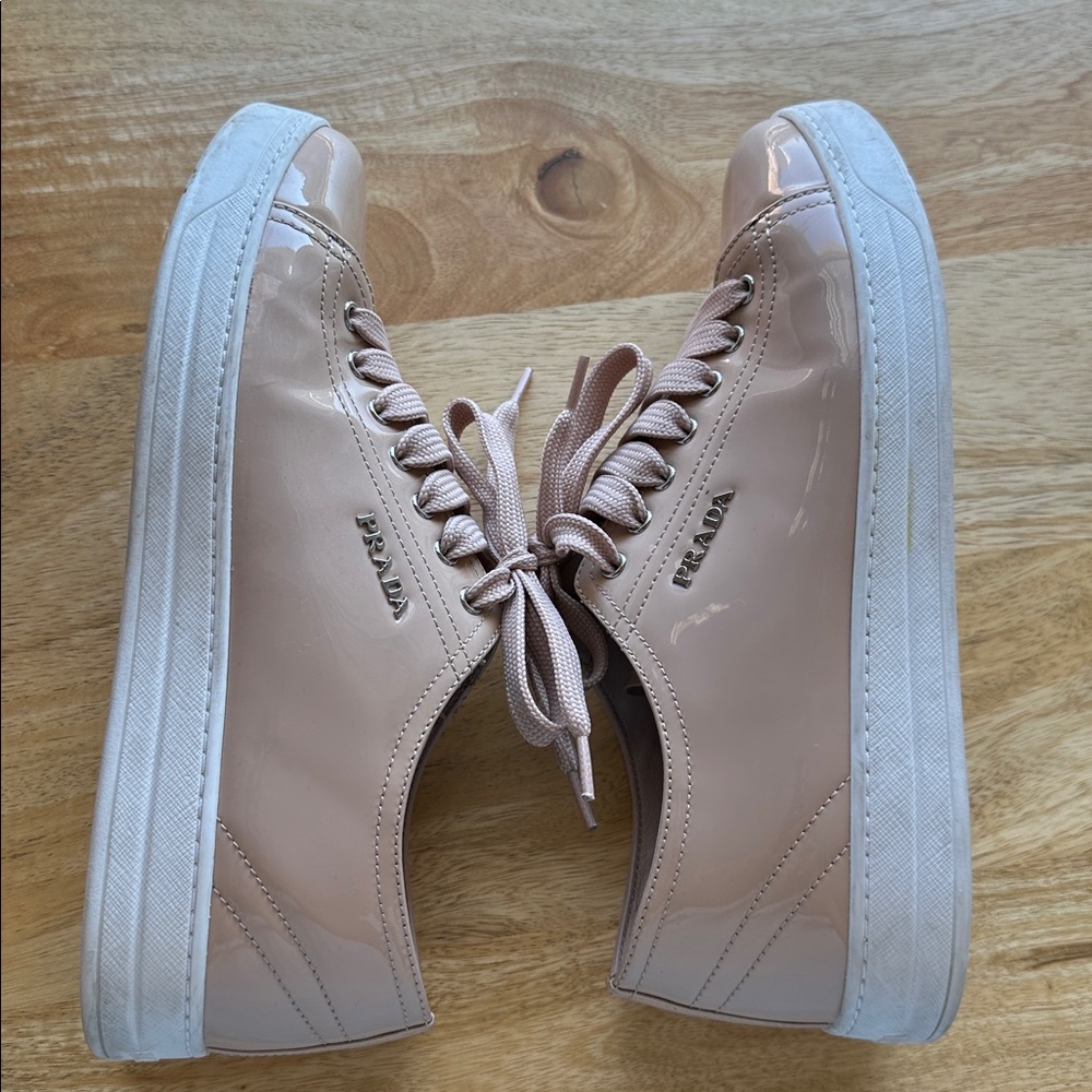 Prada ๐ฎ๐น Beige Patent Sneakers - Size 38 - Picture 7 of 12